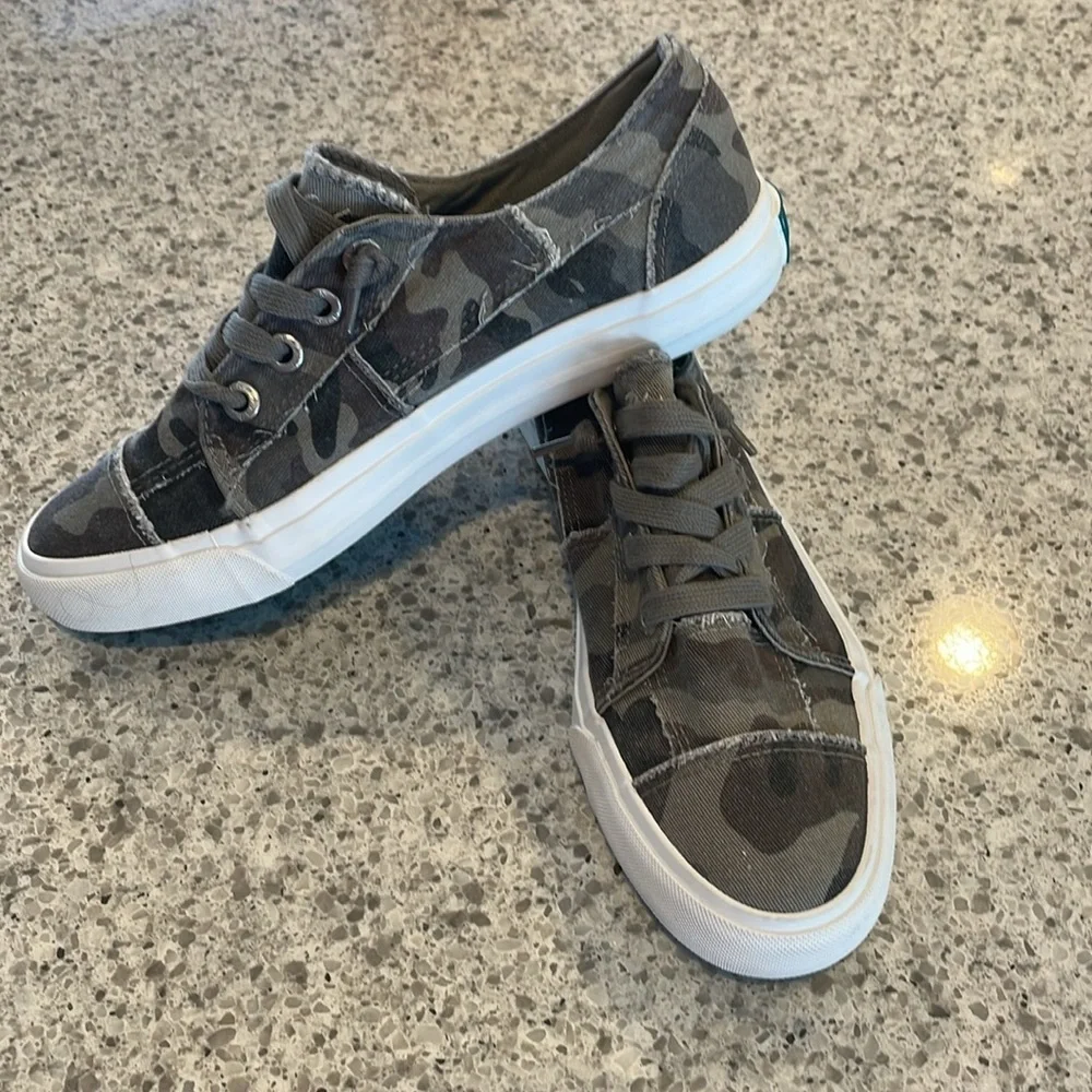 Blowfish Malibu Slip On Sneakers Size 8 Women's Shoes,Camo w Laces. NWOT